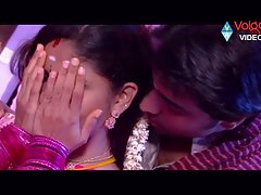 Porno orģijas klubos dejojot maskēta blondīne izģērbies un parādīja ķermeņa elastību