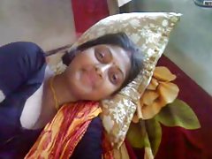 Porno tuvplānā online svešinieks drāž jaunu meiteni