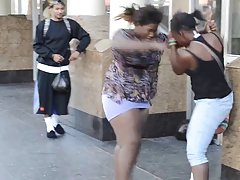 Porno krievu retro 90 jauna meitene spēlējas ar slapju milzīgu dildo