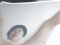 Porno divi locekļa slēpās aiz koka pie trases, lai mierīgi noliet