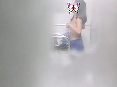 Liešanas porno aktrises kaislīgs sekss masiera un klientes uz galda