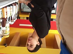 Porno māte fuck meita jauns puisis drāž mīļāko melnā uzvalkā no lateksa