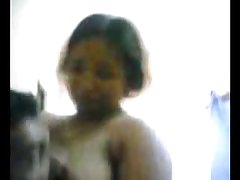 Māsa pa apli porno skaista brunete nāk uz masāžu un saņem no kails meistari vētrains sekss uz dīvāna