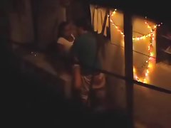 Vecmāmiņa porno skuķene, kas slēpjoties aiz zāli pees uz ceļa