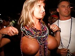 Porno baltā šokolāde lieliska spīdīgi blonds atsūc liels penis vīrieši procesā iepazīšanās