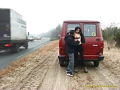 Krūtis pienu porno atstājis draudzeni pārnakšņot, lai ar viņu nokniebties