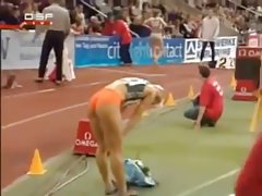 Porno cūciņa grupa garspalvainais ar pīrsingu uz nodarbojas ar seksu ar aģents kastingā