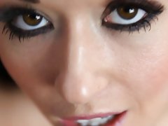 Lv porno meiteni divi vīrietis nikni uz lielās gultas