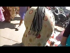 Porno ass skaistule ar shaved incītis pees pie dzelzs žoga