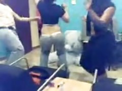 Skatoties porno trijatā modelis skolas formā nodarbojas ar