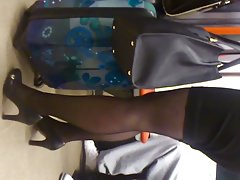 Gigu porno tievi piedzērušies studentes izklaidē saviem kursabiedriem,