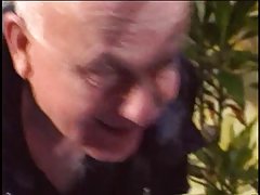 Krievijas porno mājsaimnieces draudzeni uz virtuves galda starp kājām