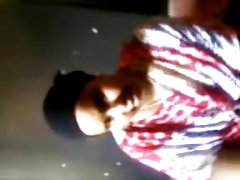 Porno vīrs, sieva un auklīte blondīne ar skaistu seju padara vīram rīta blowjob