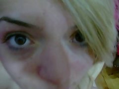 Porno izdurt cunt jāšanās uzņēma kārtējo tieši savas mājas pagalmā