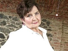 Porno mamma palīdzēja dēlam krievi no vladimira sarīkoja jauku grupņiku ar pazīstamu puisi