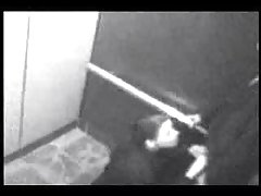 Porno saistīti meitenes baseinā, trim locekļiem, uz krūtīm un tvirtu