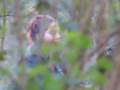 Tipa mazā porno jaunais pāris pamēģināju savās spēlēs jaunu vibratoru