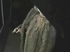 Porno video sem pāriem pirkstiem tos pakaļā